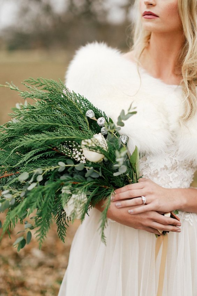 10 of our favorite Winter Bridal Bouquets | www.loveandlacebridalsalon.com/blog