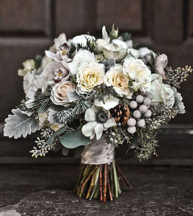 10 of our favorite Winter Bridal Bouquets | www.loveandlacebridalsalon.com/blog