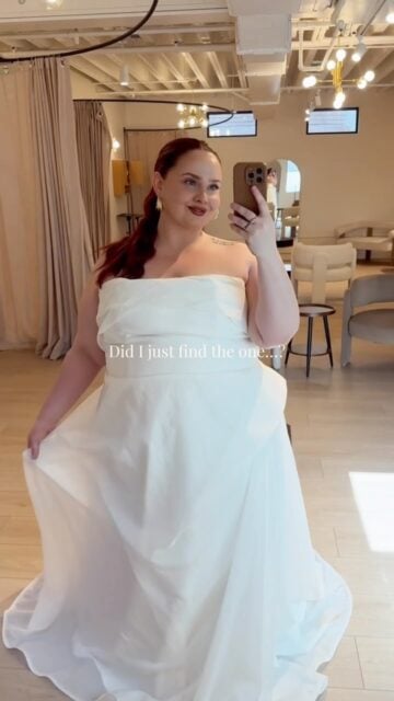 The effortlessly cool Lottie gown by our girl, @taralatour
Think Lottie could be the one for you? Book your bridal try on through the link in our bio. ✨
Modeled by the lovely @hayleyhermsofficial 🫶🏼
#loveandlacebridal #2027bride #2027wedding #bridetobe #engaged