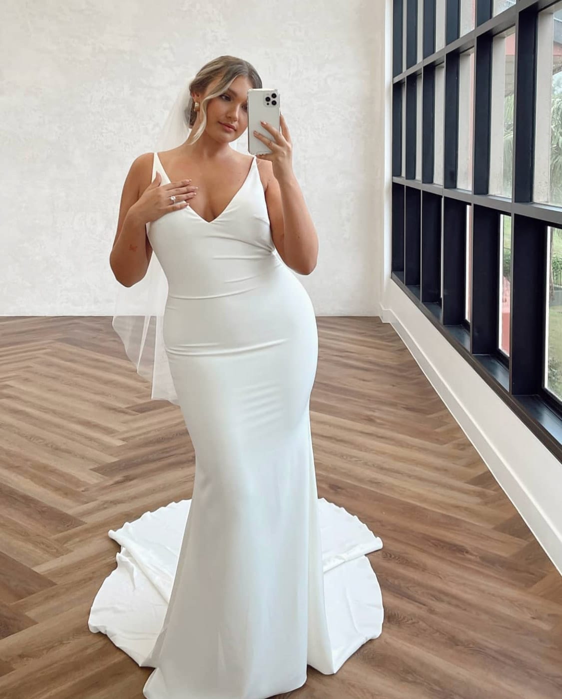 D3709+ ROMANTIC ALLOVER LACE PLUS SIZE FIT-AND-FLARE WEDDING DRESS